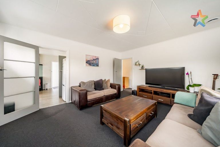 Photo of property in 35 Lees Grove, Wainuiomata, Lower Hutt, 5014