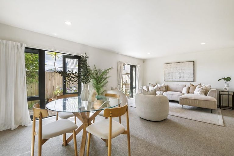 Photo of property in 1/26 Pannill Place, Oteha, Auckland, 0632