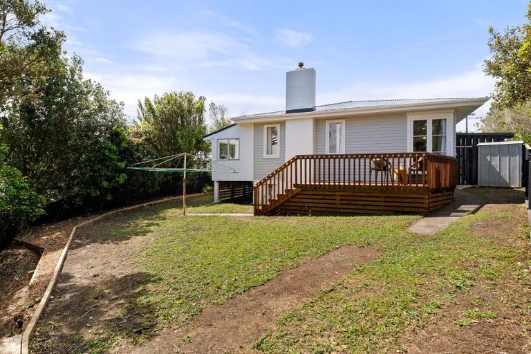 Photo of property in 4 Link Road, Newlands, Wellington, 6037
