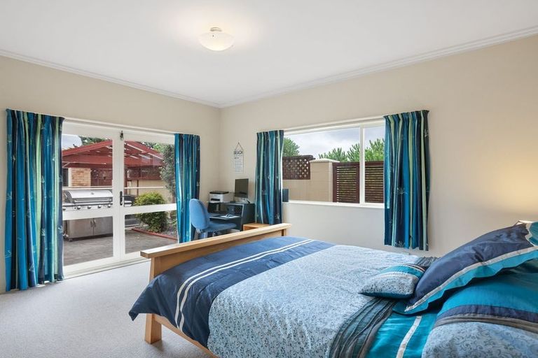 Photo of property in 14 Field Way, Waikanae Beach, Waikanae, 5036