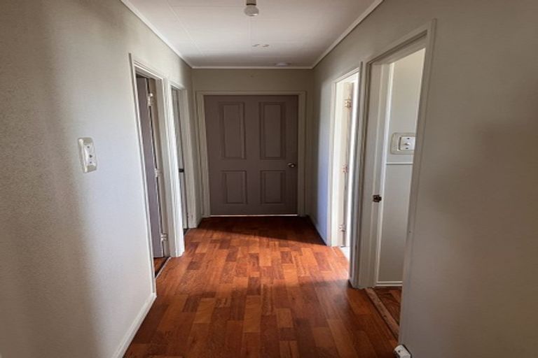 Photo of property in 5 Newland Grove, Henderson, Auckland, 0610