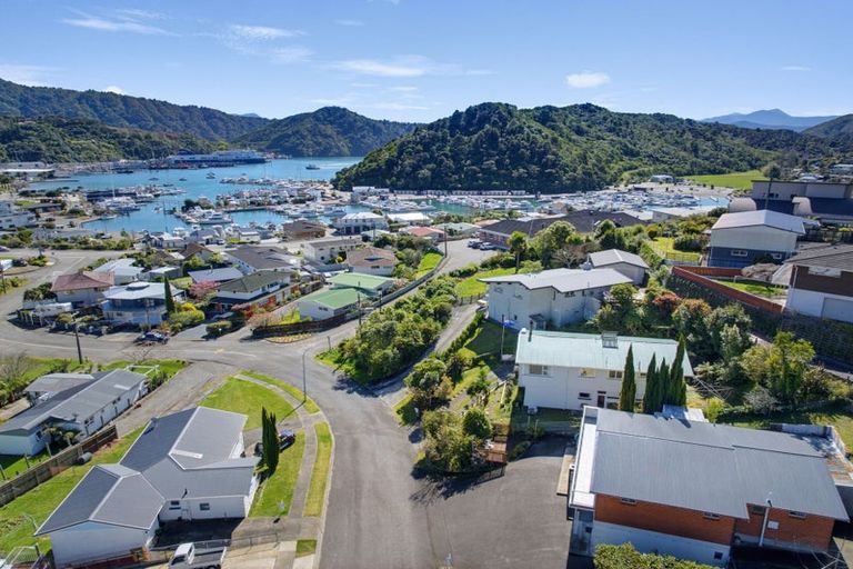 Photo of property in 10 Seaview Crescent, Picton, 7220