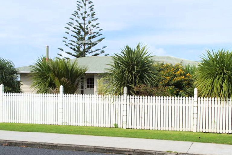 Photo of property in 70 Alexander Street, Cockle Bay, Auckland, 2014