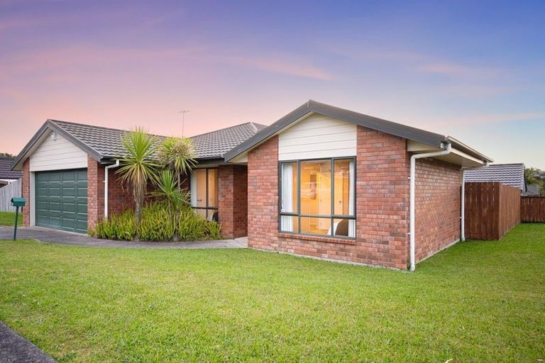 Photo of property in 11 Sunvista Avenue, Oteha, Auckland, 0632