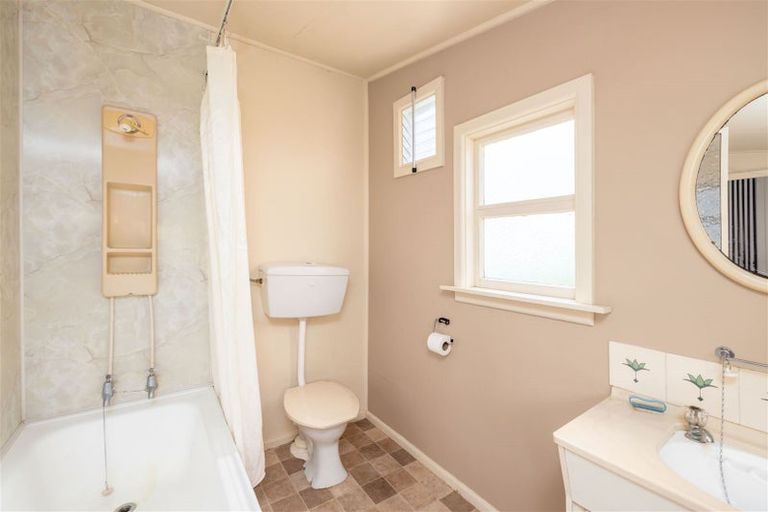 Photo of property in 114 Aikmans Road, Merivale, Christchurch, 8014