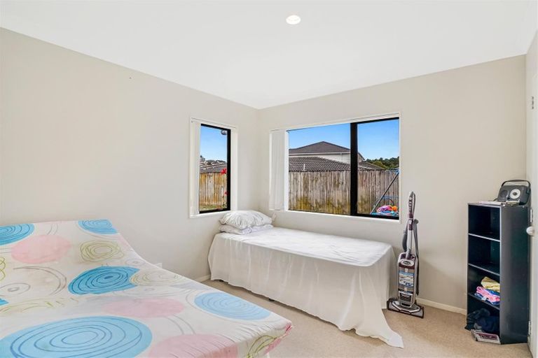 Photo of property in 12 Mediterranean Way, Goodwood Heights, Auckland, 2105