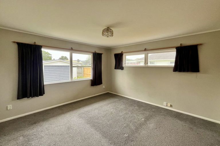 Photo of property in 11 La Rosa Street, Green Bay, Auckland, 0604