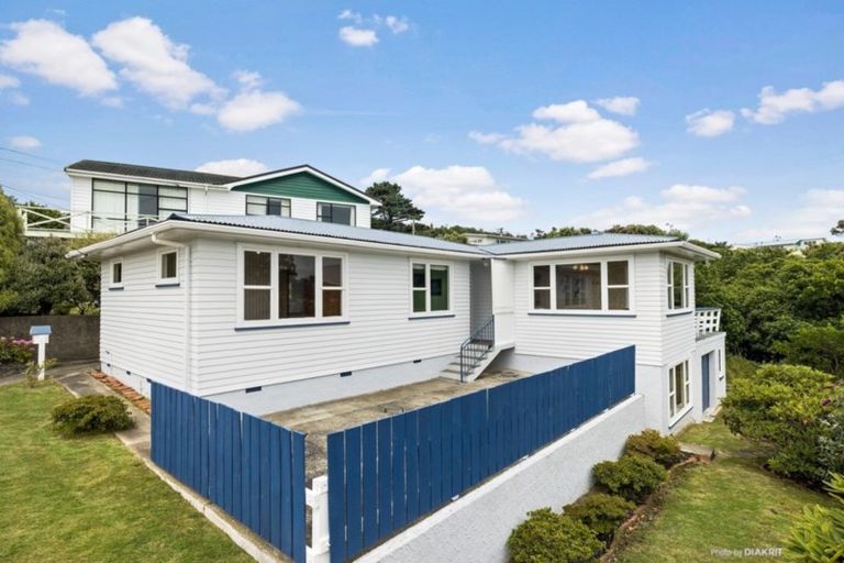 Photo of property in 16 Bancroft Terrace, Newlands, Wellington, 6037