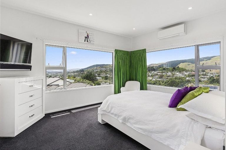 Photo of property in 5 Linacre Way, Tawa, Wellington, 5028