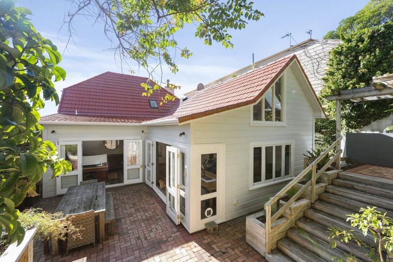 Photo of property in 210 Oriental Parade, Oriental Bay, Wellington, 6011