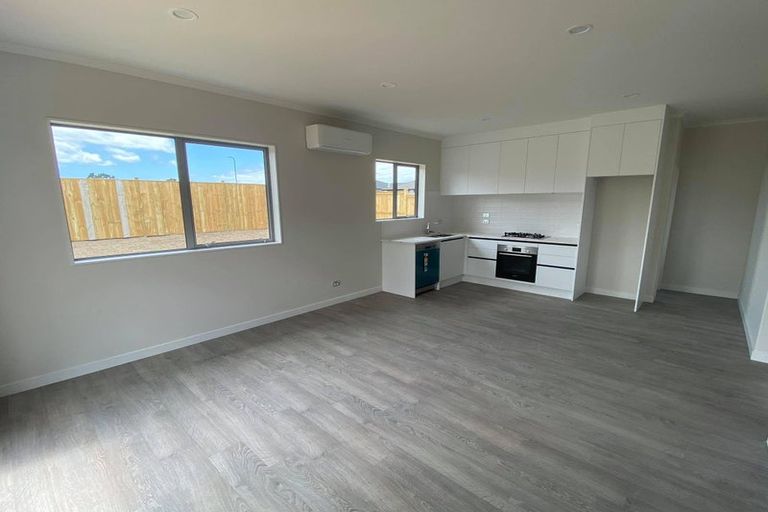 Photo of property in 13 Walter Ruddock Avenue, Kumeu, 0810