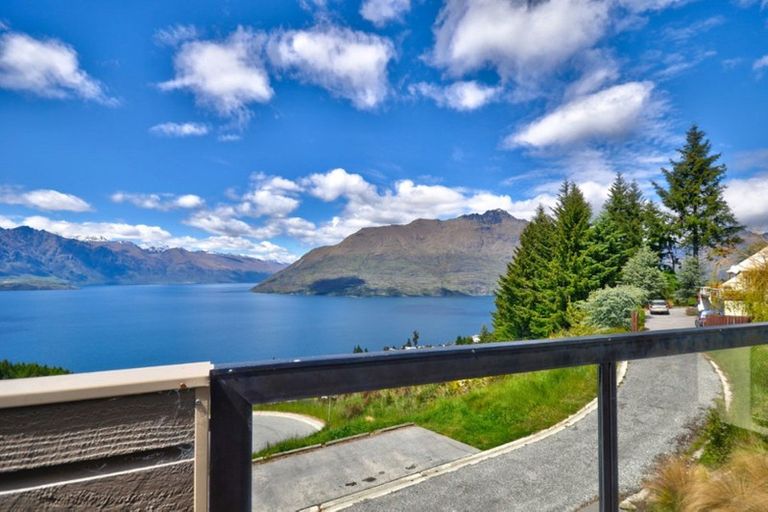 Photo of property in 116a Wynyard Crescent, Fernhill, Queenstown, 9300