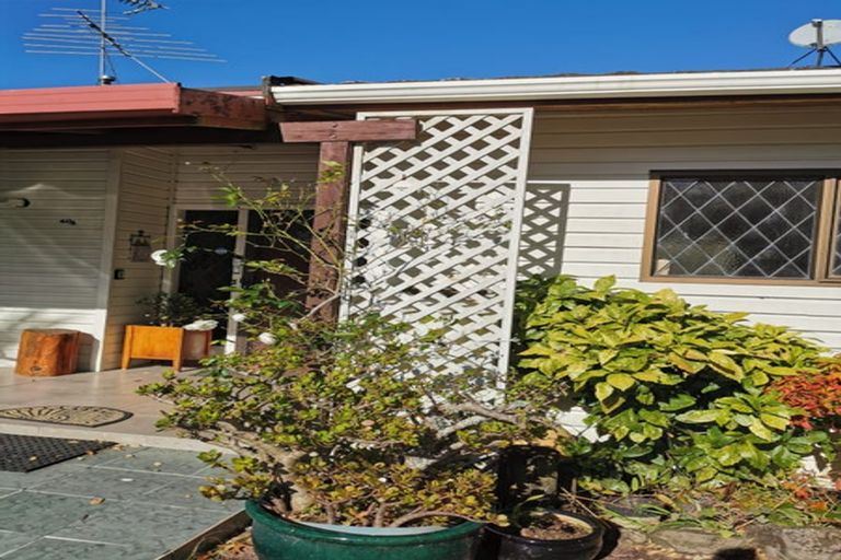 Photo of property in 40a Staincross Street, Green Bay, Auckland, 0604