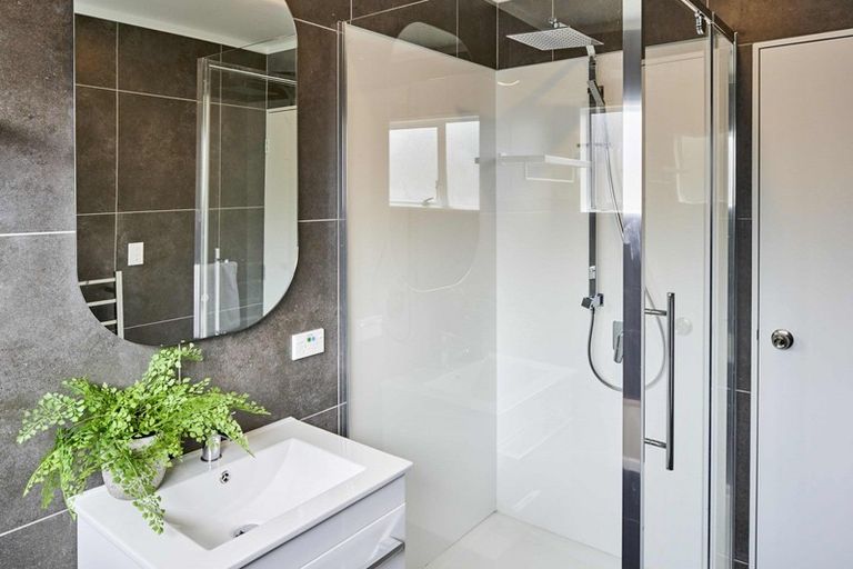 Photo of property in 5a Grays Road, Plimmerton, Porirua, 5026