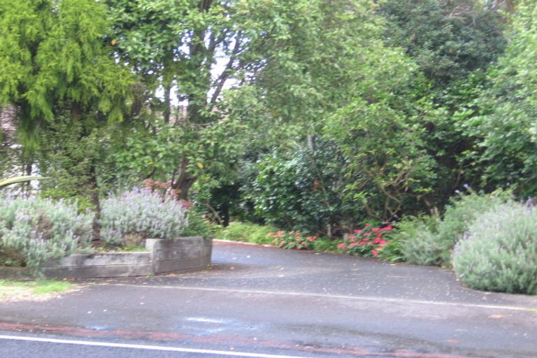 Photo of property in 122 Woodlands Park Road, Titirangi, Auckland, 0604