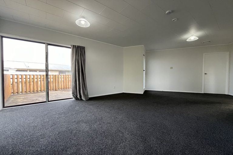 Photo of property in 28 Larissa Avenue, Henderson, Auckland, 0610