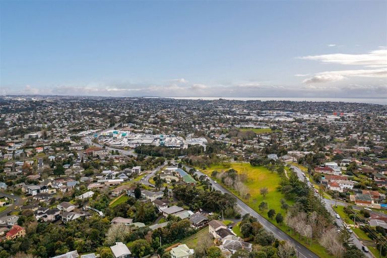 Photo of property in 358 Glenfield Road, Glenfield, Auckland, 0629