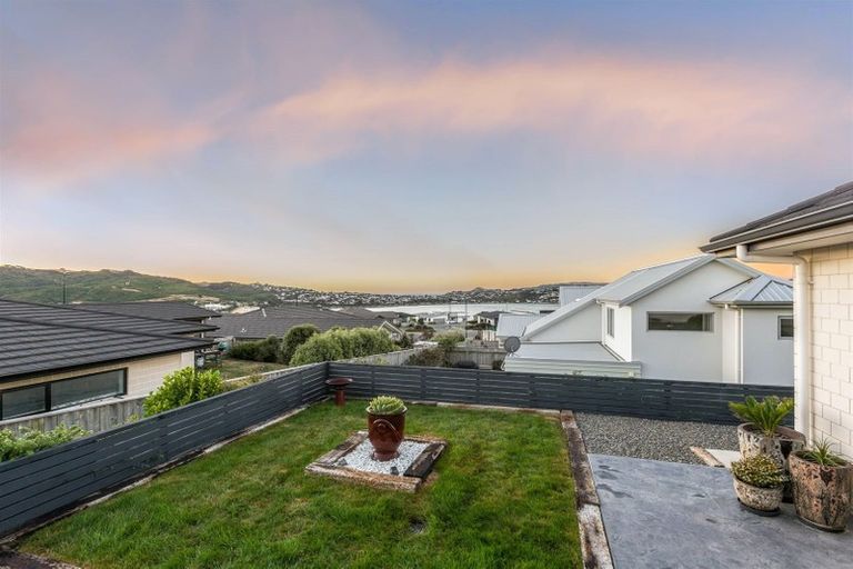 Photo of property in 86 Queen Charlotte Drive, Aotea, Porirua, 5024