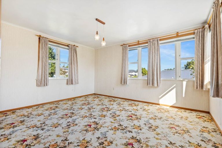 Photo of property in 30 Sylvan Crescent, Te Atatu South, Auckland, 0610