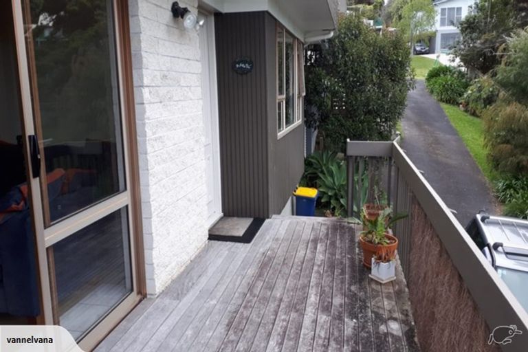 Photo of property in 2/16 Malters Place, Browns Bay, Auckland, 0630