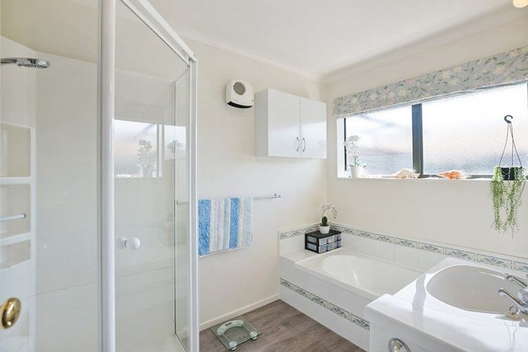 Photo of property in 85 Guildford Drive, Paraparaumu, 5032