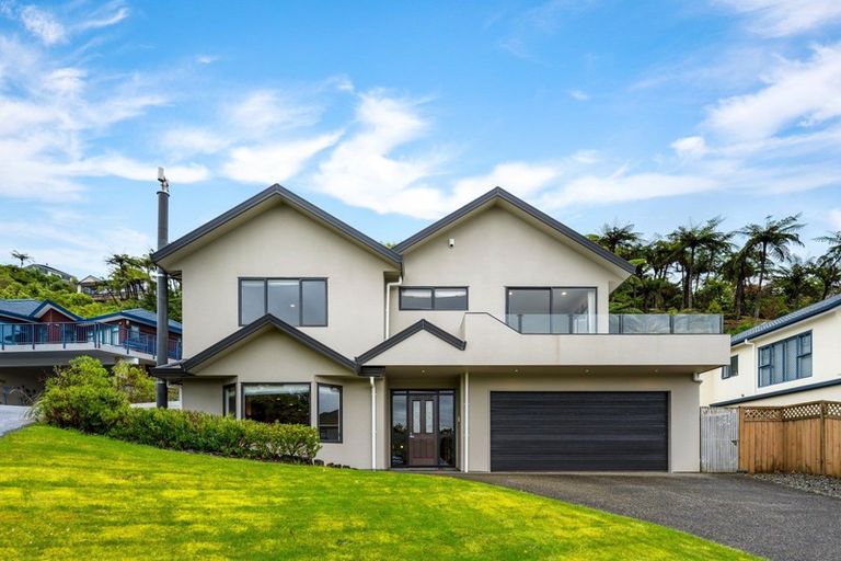 Photo of property in 8 Fernridge Way, Tirohanga, Lower Hutt, 5010