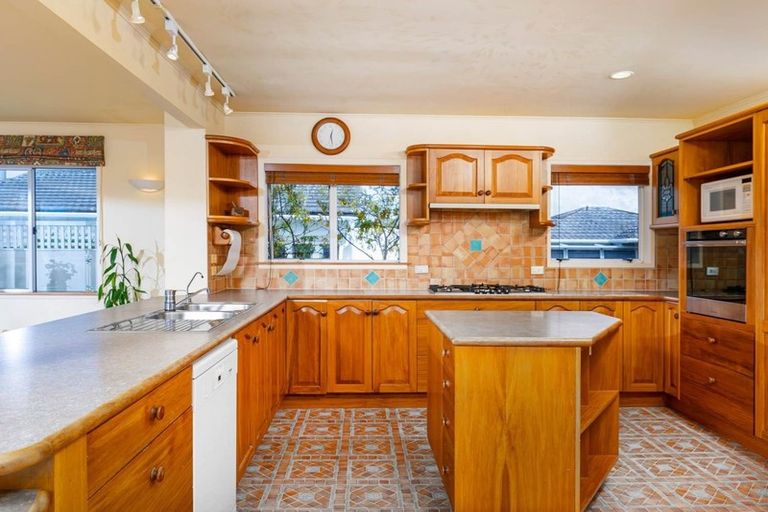 Photo of property in 13 Kiteroa Terrace, Rothesay Bay, Auckland, 0630