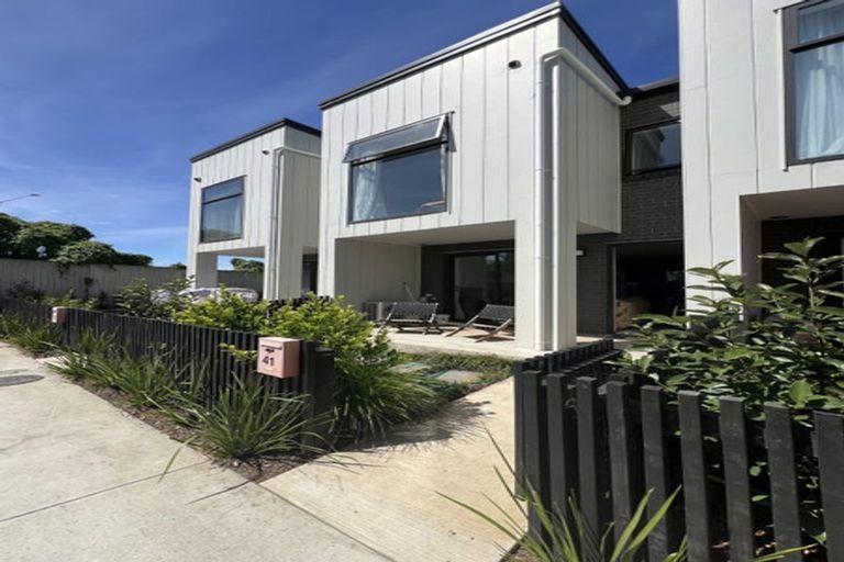 Photo of property in 41 Whai Hua Lane, Mangere Bridge, Auckland, 2022