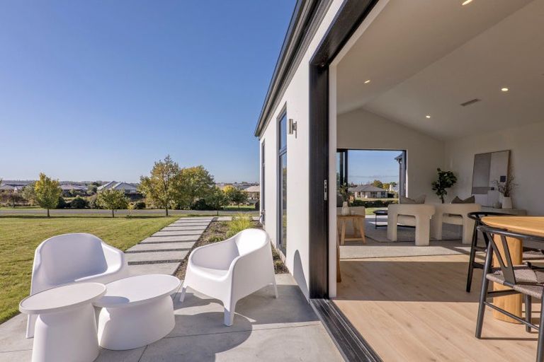 Photo of property in 14 Village Green Drive, Huntingdon, 7774