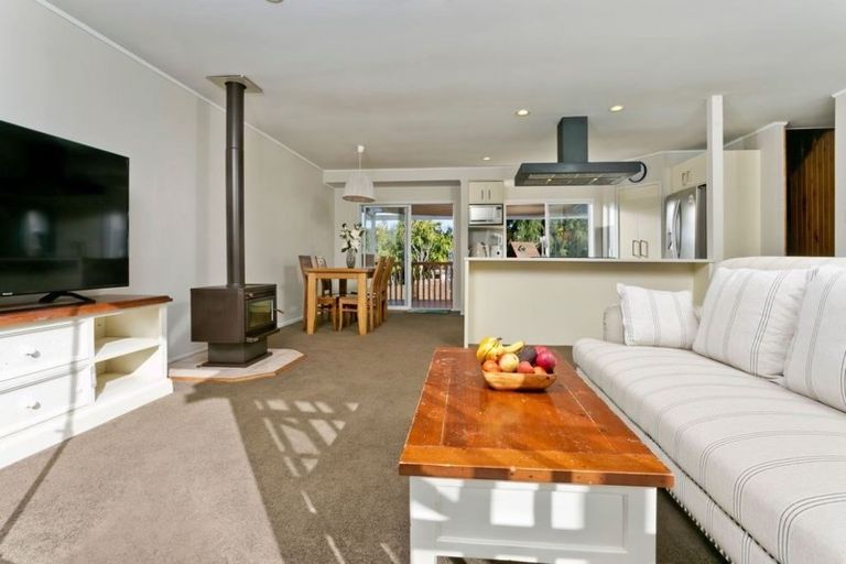 Photo of property in 54 Normanton Street, Glenfield, Auckland, 0629