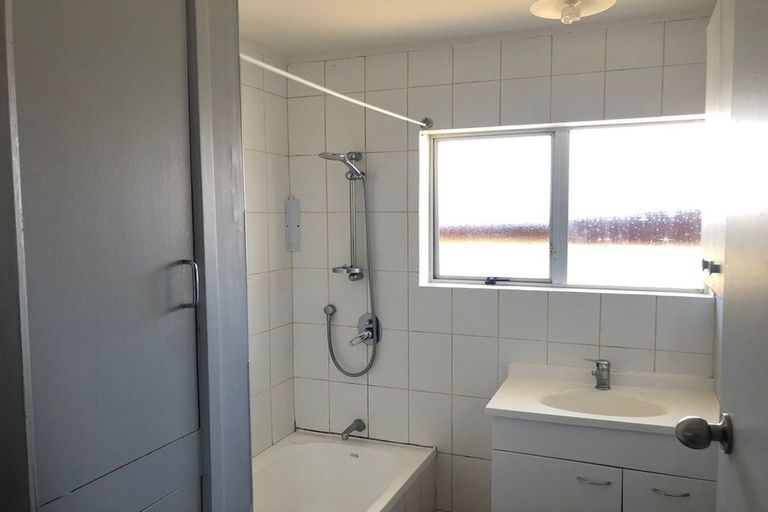 Photo of property in 1/11 Ballater Place, Highland Park, Auckland, 2010