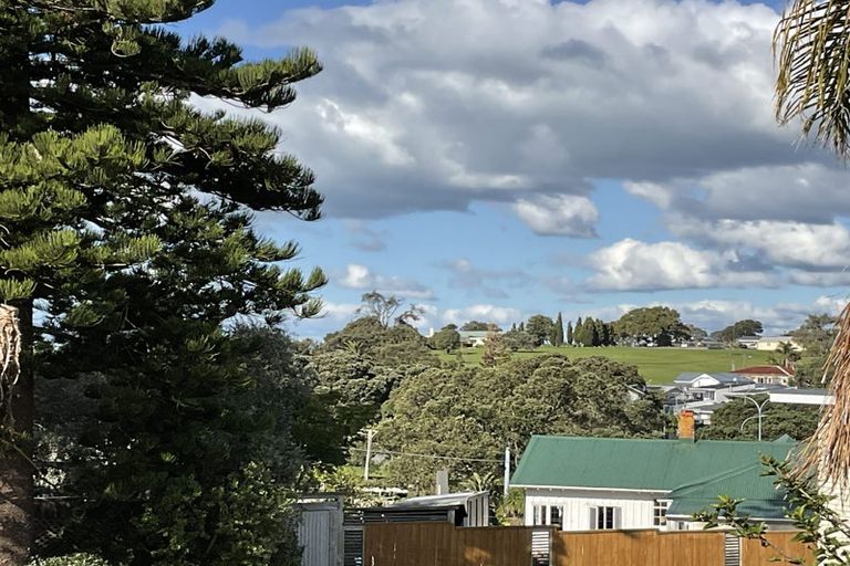 Photo of property in 15 Old Lake Road, Narrow Neck, Auckland, 0624