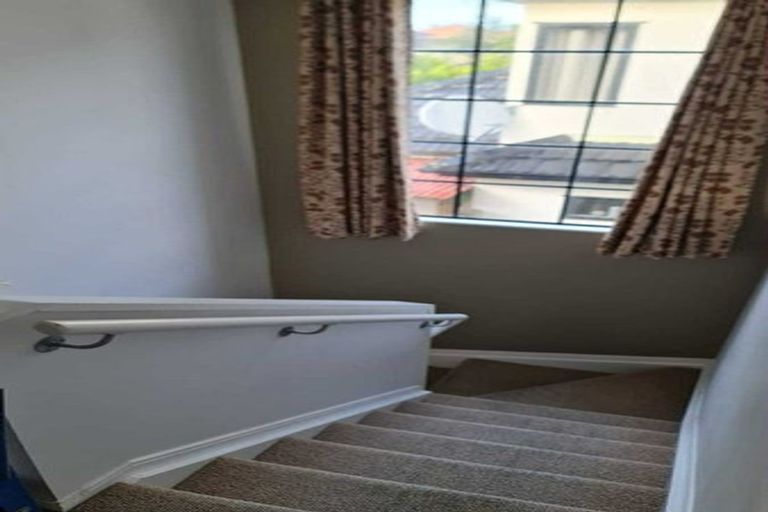 Photo of property in 6 Thornbury Crescent, East Tamaki Heights, Auckland, 2016