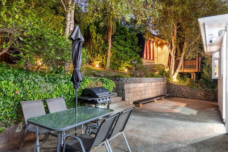 Photo of property in 39 Taylor Terrace, Tawa, Wellington, 5028