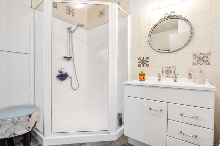 Photo of property in 16 Rangiwhea Road, Waiuku, 2123