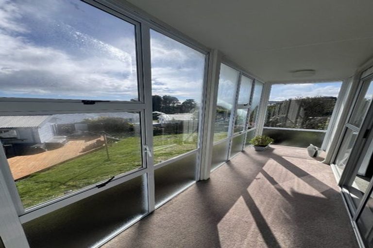 Photo of property in 24 Colchester Crescent, Newlands, Wellington, 6037