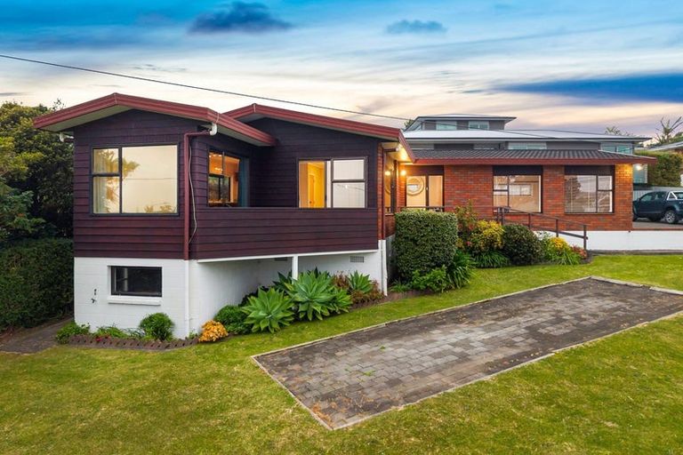 Photo of property in 1/2 Kowhai Road, Campbells Bay, Auckland, 0630