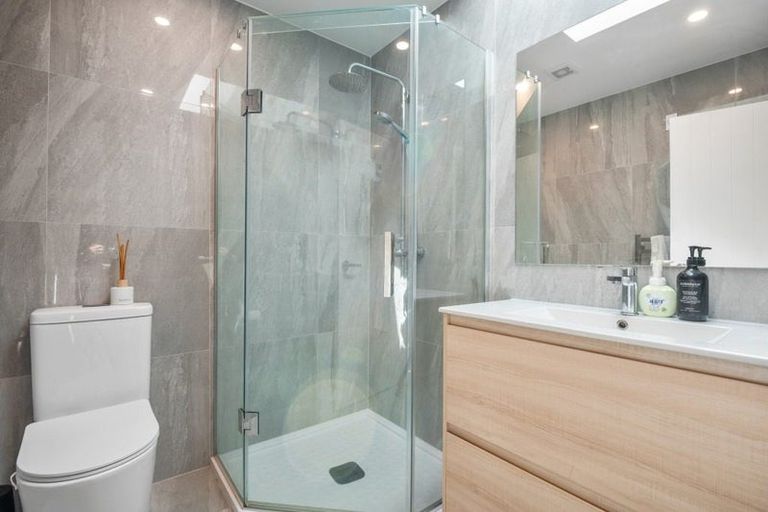 Photo of property in 111 Trias Road, Totara Vale, Auckland, 0629