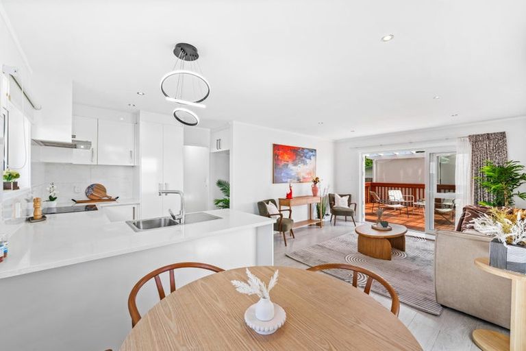 Photo of property in 4/94 Lynwood Road, New Lynn, Auckland, 0600