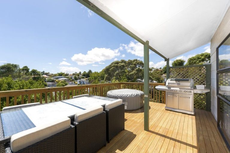 Photo of property in 4/92 Awaroa Road, Sunnyvale, Auckland, 0612