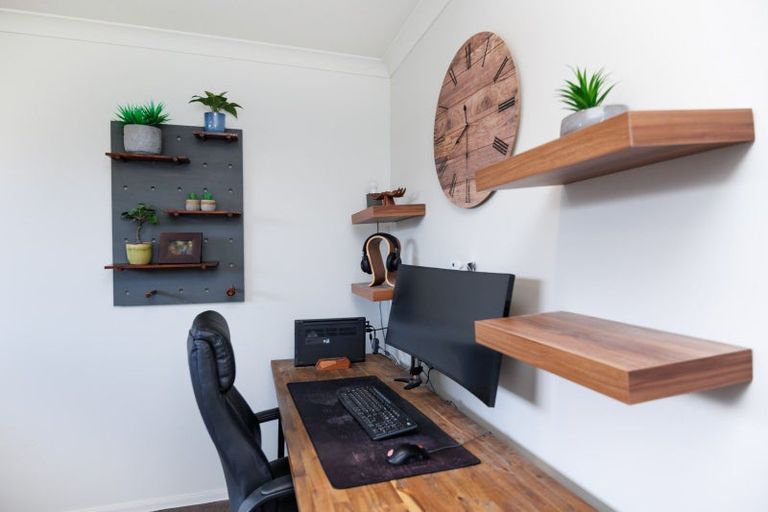 Photo of property in 35 Chestnut Close, Kelvin Grove, Palmerston North, 4414