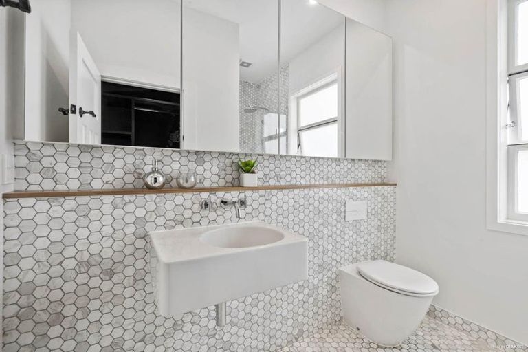 Photo of property in 1/92 East Coast Road, Milford, Auckland, 0620