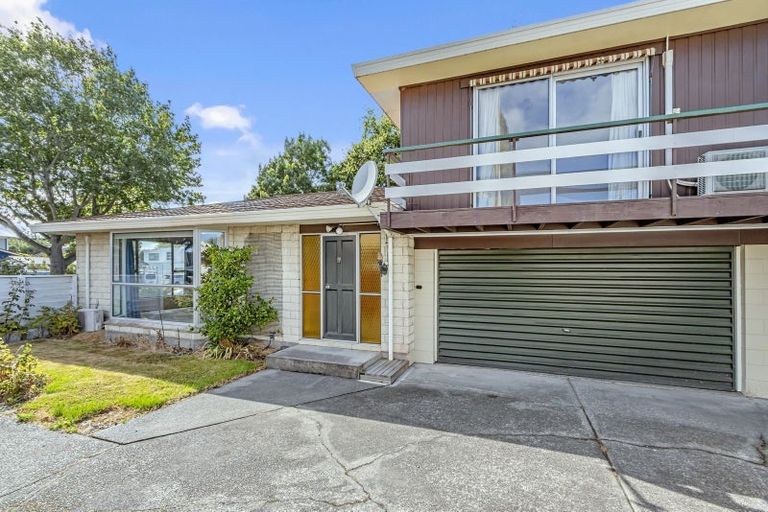 Photo of property in 2/427 Memorial Avenue, Burnside, Christchurch, 8053