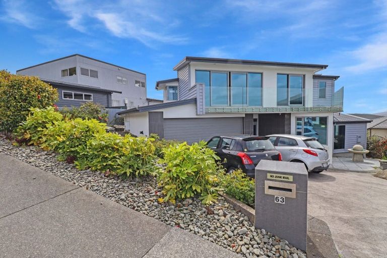 Photo of property in 63 Tamworth Crescent, Newlands, Wellington, 6037