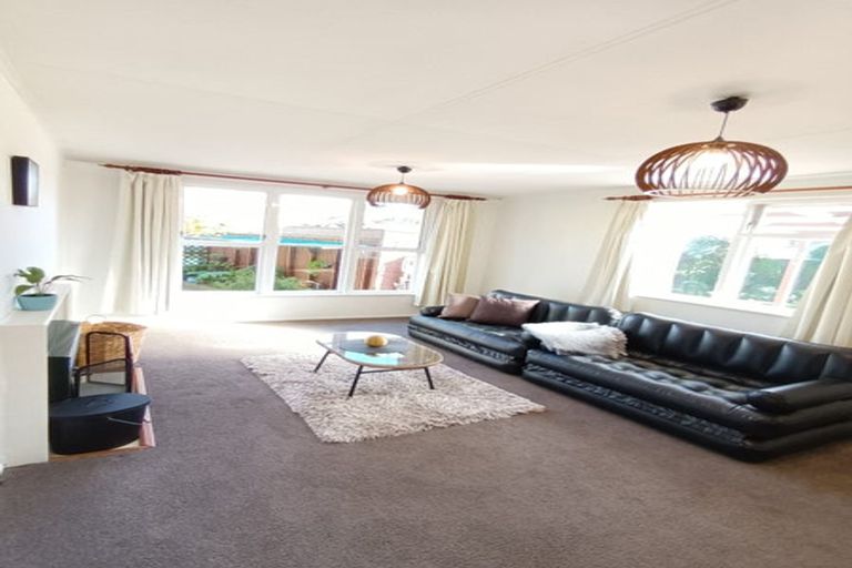 Photo of property in 1 Hughan Place, Carterton, 5713