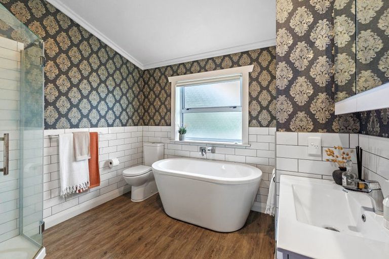 Photo of property in 13 Paynters Avenue, Strandon, New Plymouth, 4312