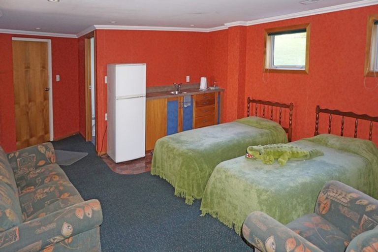 Photo of property in 104 Marine Parade, Bluff, 9814