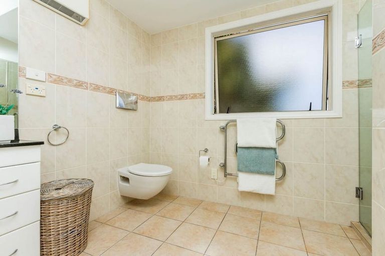 Photo of property in 1/25 Churchill Road, Murrays Bay, Auckland, 0630