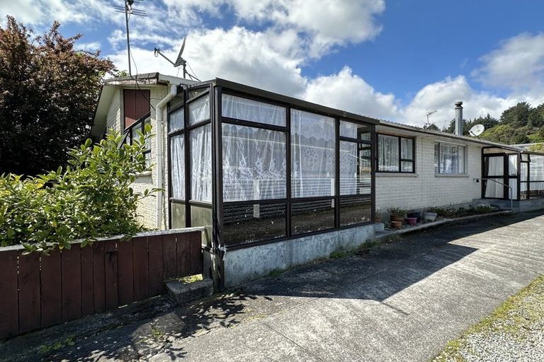 Photo of property in 1/18 Oregon Drive, Maoribank, Upper Hutt, 5018