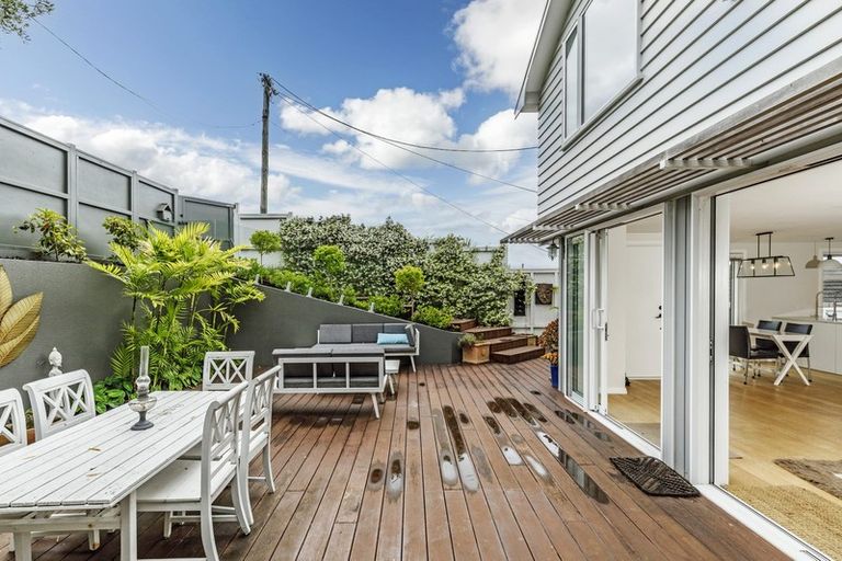 Photo of property in 2/39 Old Lake Road, Narrow Neck, Auckland, 0624